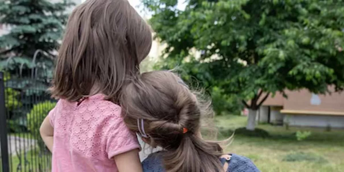 Dos niñas encerradas tratan de huir de su casa en busca de alimento