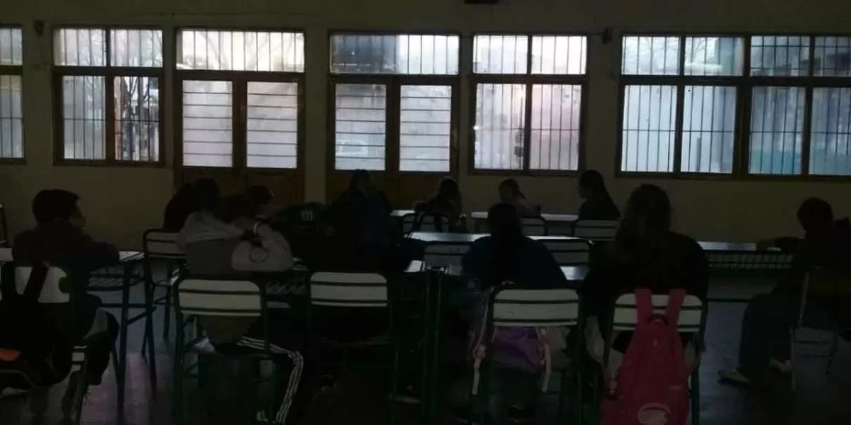 Estudiantes pidieron ayuda para pagar la luz de 16 escuelas; la CFE intimida, acusaron