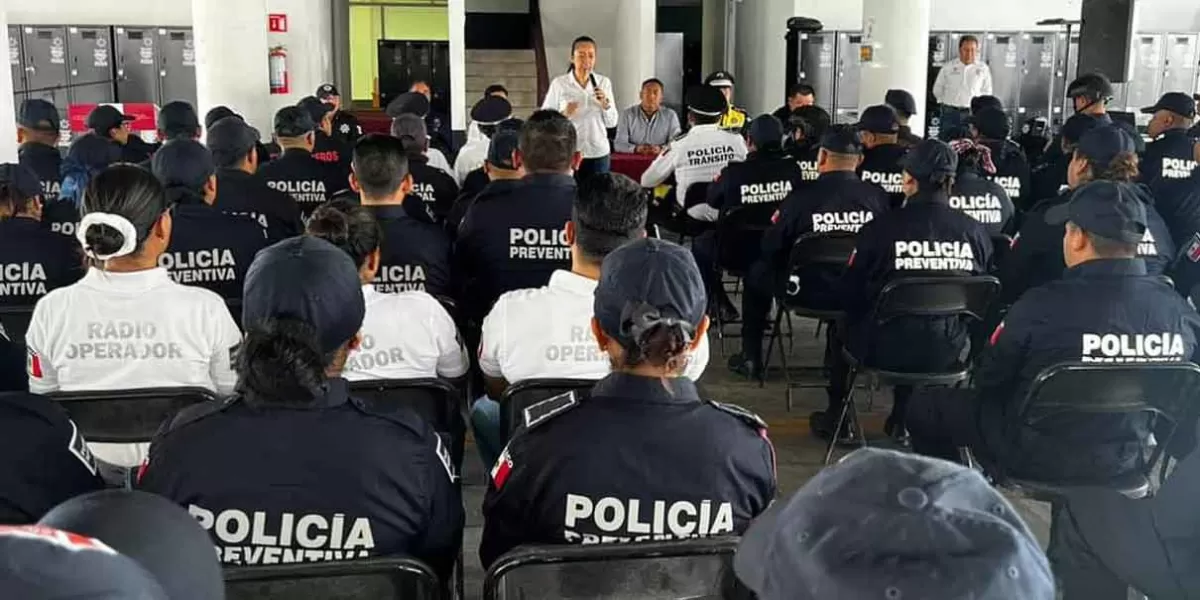 Gobierno de Atlixco entrega uniformes a policías y bomberos