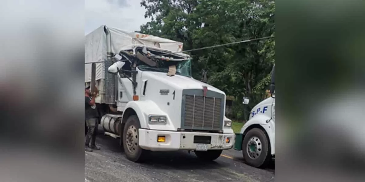 Maniobras de grúa provocó accidente en la Sierra Norte, hubo tres heridos