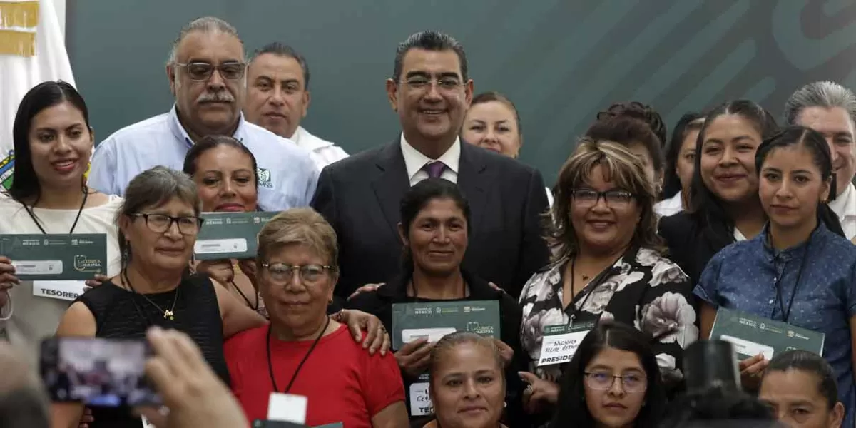 Reciben poblanos las primeras tarjetas para ser atendidos en el IMSS Bienestar