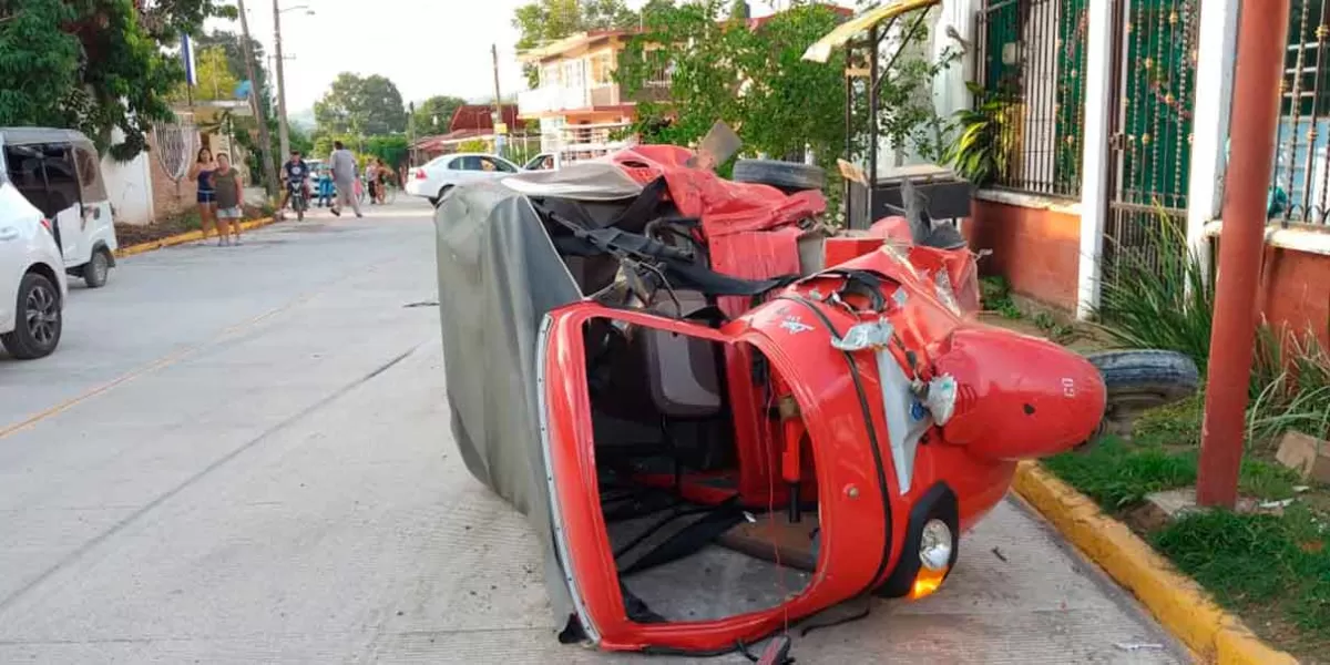 FOTO. Choque en Venustiano Carranza deja mototaxi destrozado y conductor herido 