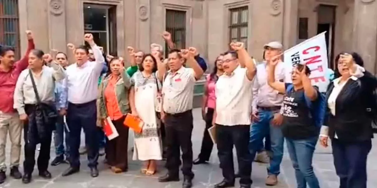 Maestros de la CNTE se reúnen con AMLO para revisar pliego y levantar plantón