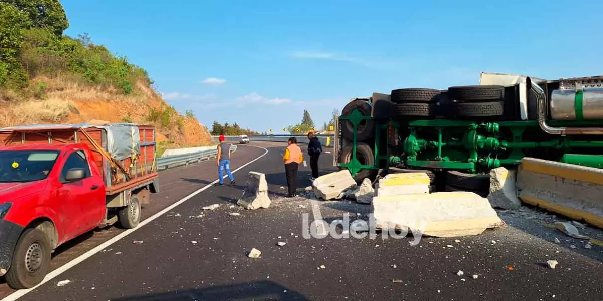 Vuelca camión de carga sobre la México-Puebla y deja caos vial