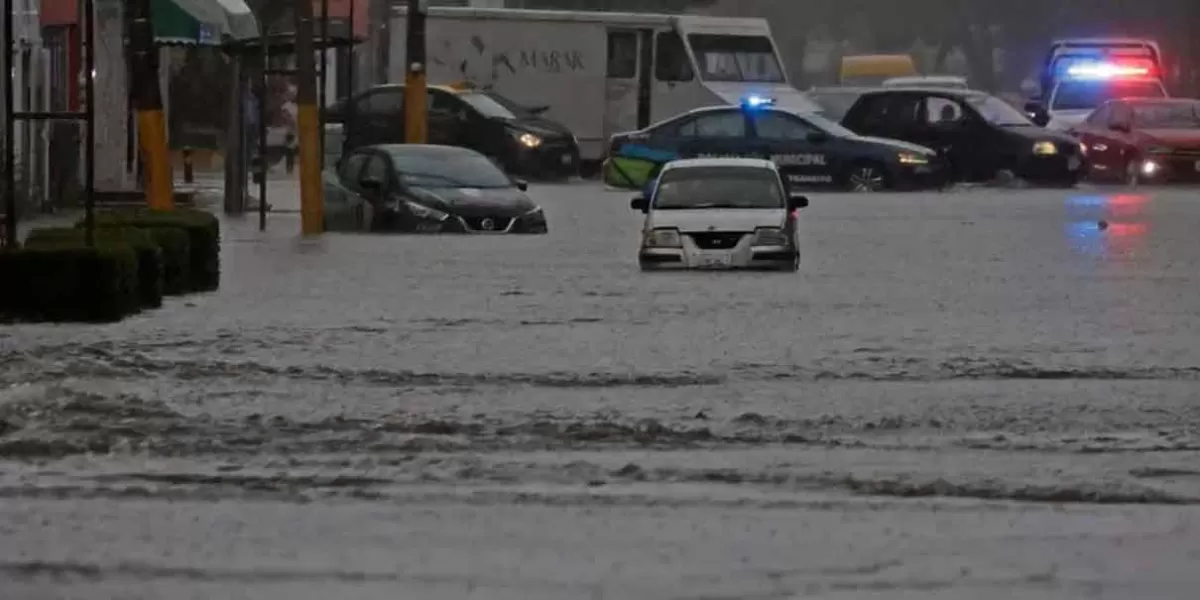 Lluvias intensas en Puebla dejaron autos varados en CAPU y San Francisco