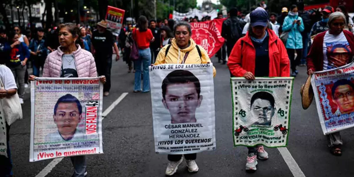“Usted nos traicionó”, padres de Ayotzinapa responden a informe de AMLO