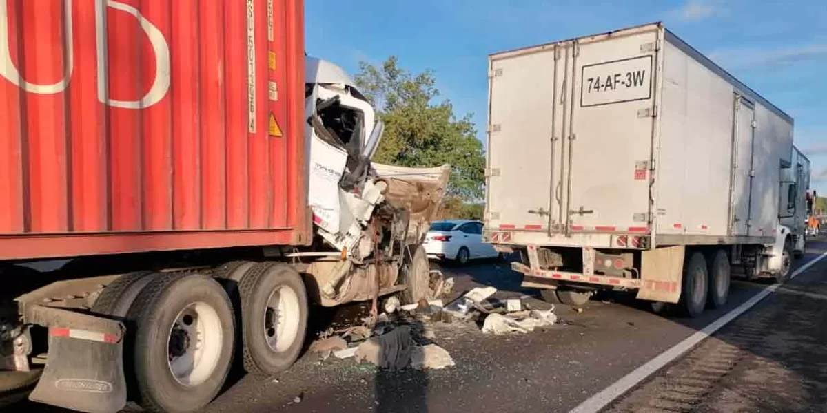 Tráiler se estrelló contra camión en la México-Puebla, hubo un herido