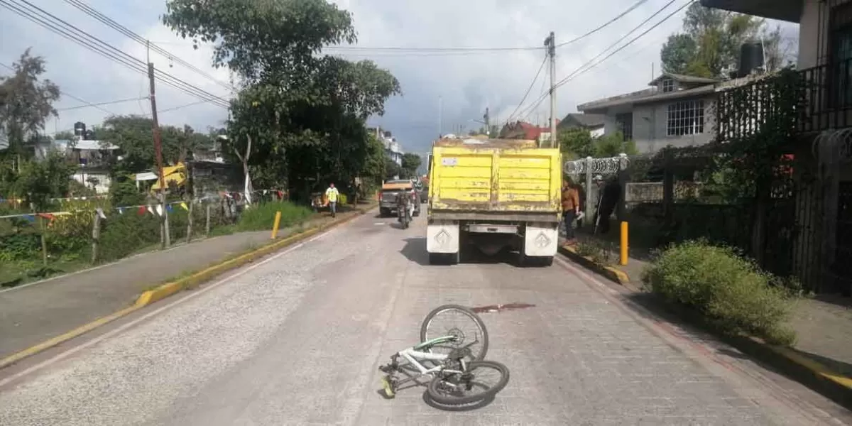 Camión avienta a ciclista; quedó gravemente herido