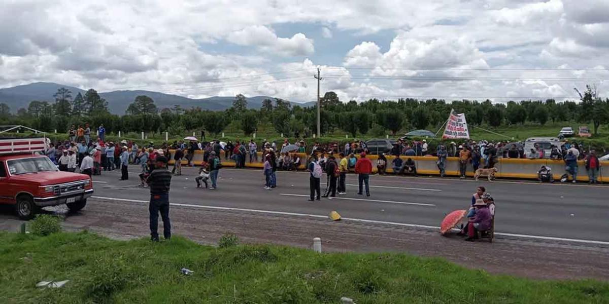 Ejidatarios y habitantes Tlahuapan bloquean la México-Puebla; exigen pago de tierras