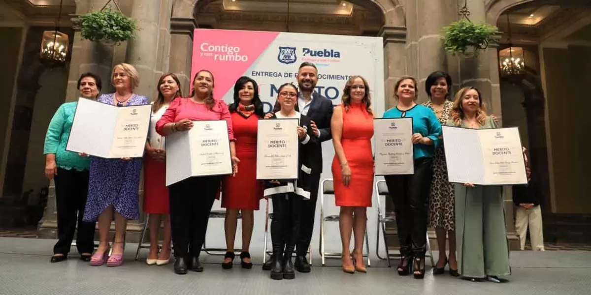 Entregan premios al Mérito Docente en Puebla
