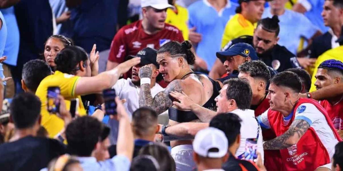 Jugadores de Uruguay se suben a la grada a agarrarse a golpes con aficionados de Colombia