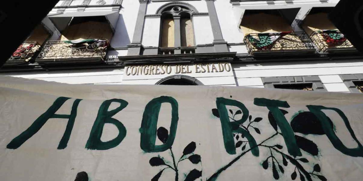 No es aprobar, es despenalizar el aborto en Puebla, atajó Armenta