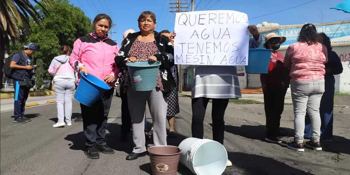Vecinos bloquean la Diagonal Defensores, llevan tres semanas sin agua