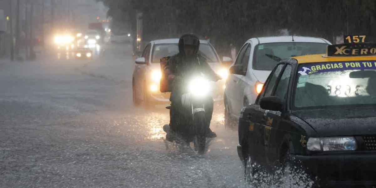 Granizo e intensa lluvia causa bloqueos en vialidades de Puebla
