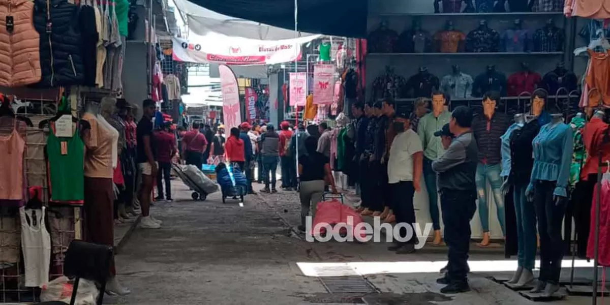 Conato de enfrentamiento en mercado de Texmelucan; policías evitan pelea entre Antorcha y 16 de Septiembre 