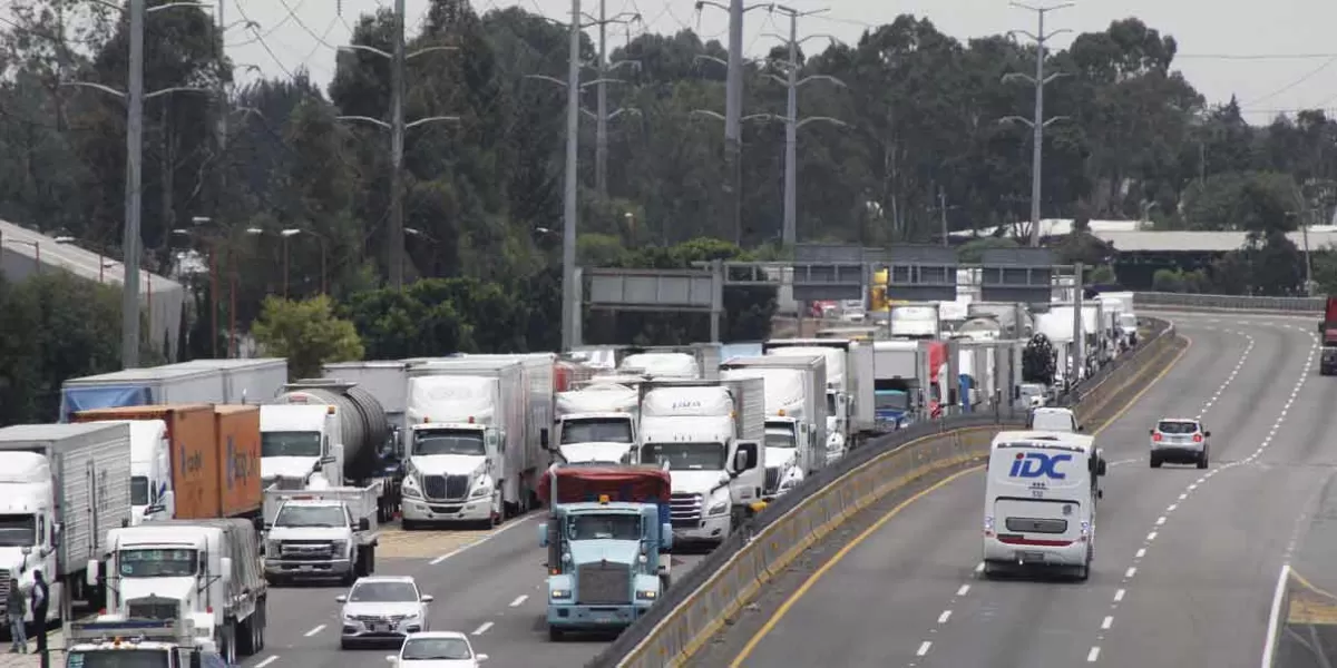 Conductores son asaltados por bloqueo de la autopista y carretera federal México-Puebla