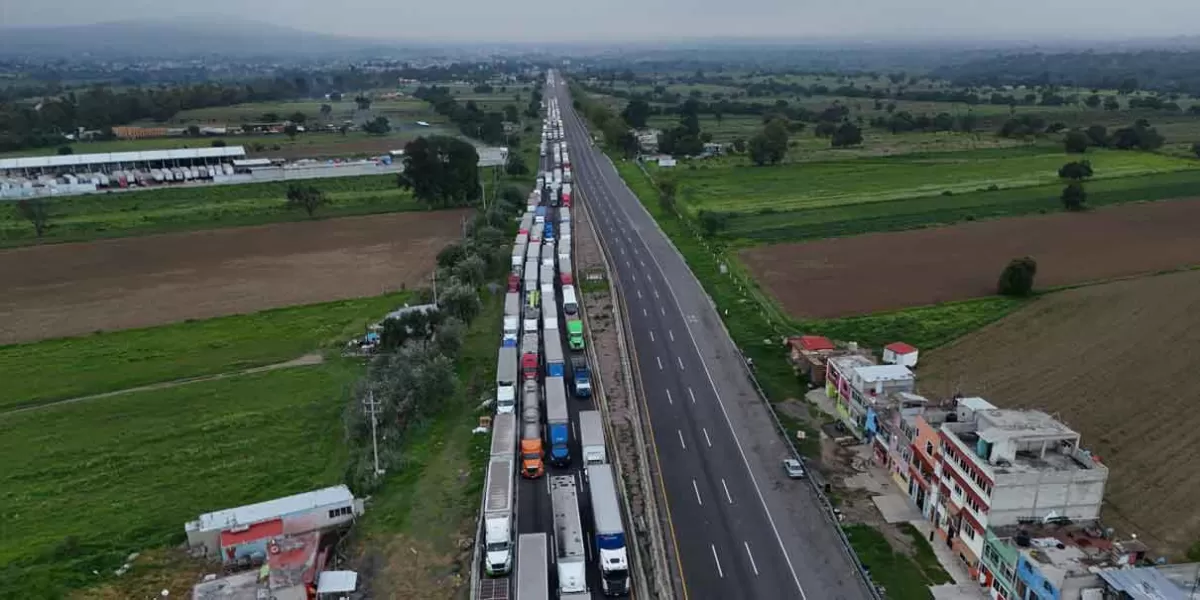 Casi dos días cerrada la autopista México-Puebla y el Arco Norte