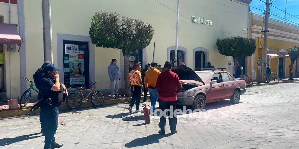 Sofocan incendio de vehículos en centro de Huejotzingo; solo daños materiales