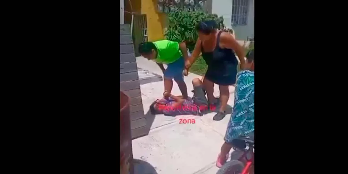 VIDEO Vendedoras golpean a menor por que le faltaban 5 pesos para pagar