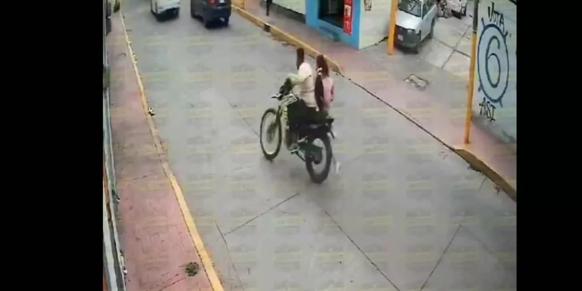 VIDEO. Delincuente arrastra a jovencita para robarle su bolso