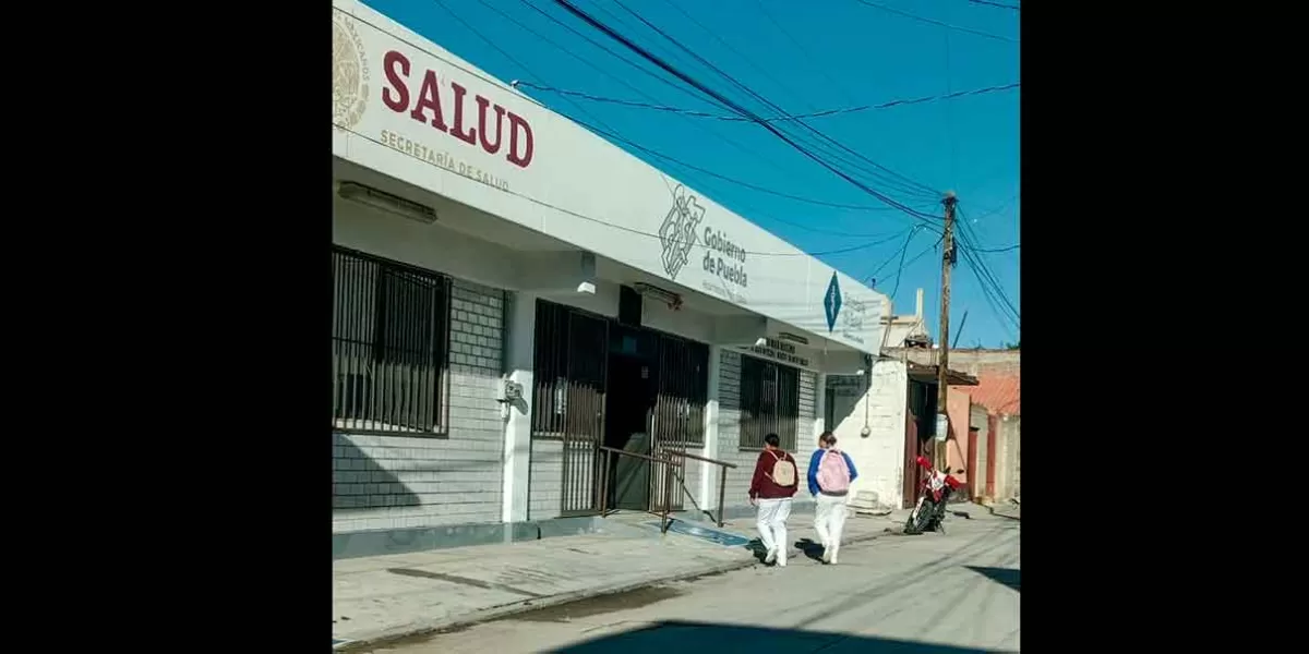 Policía refuerza seguridad en centro de salud de Texmelucan tras asalto armado