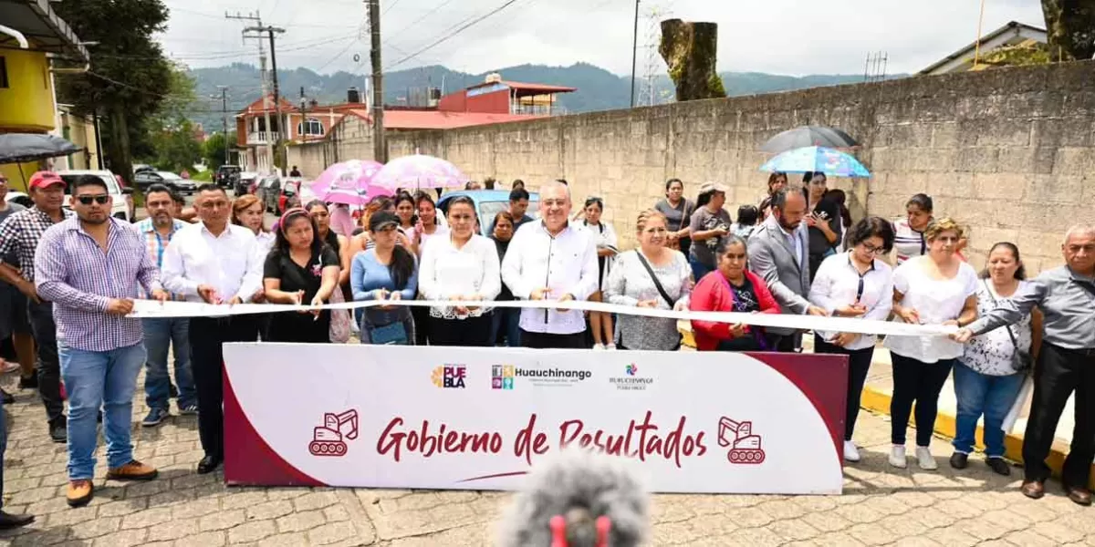 Mejoran zonas escolares de Huauchinango con guarniciones y banquetas