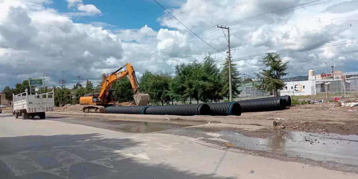 Aguas negras corren sobre carretera a Moyotzingo, la obra va lenta 