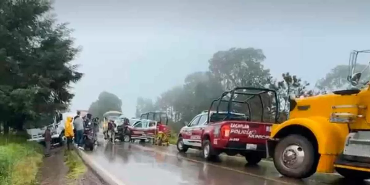 Seis policías lesionados en choque entre patrulla y pipa en Zacatlán