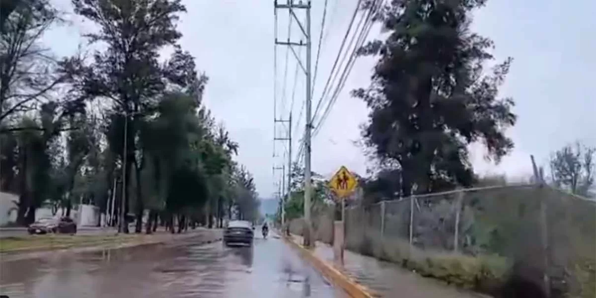 Lluvias en Tehuacán dejan calles inundadas y vehículos varados tras desbordamiento