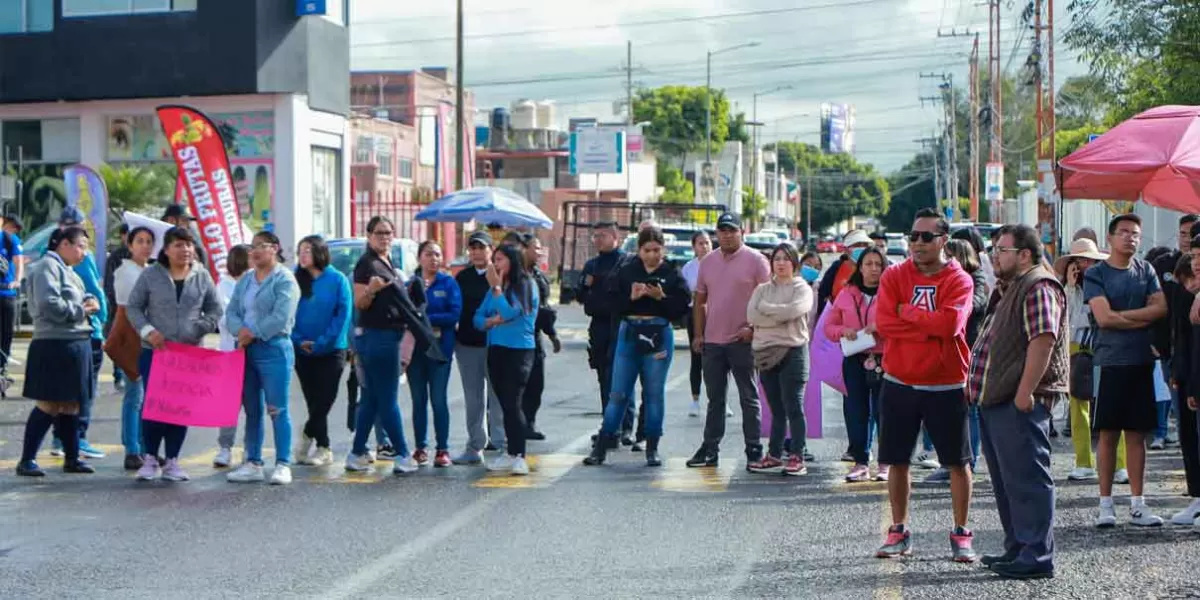 Manifestación contra docente acosador de la secundaria Blandina Torres; la SEP lo separó del cargo