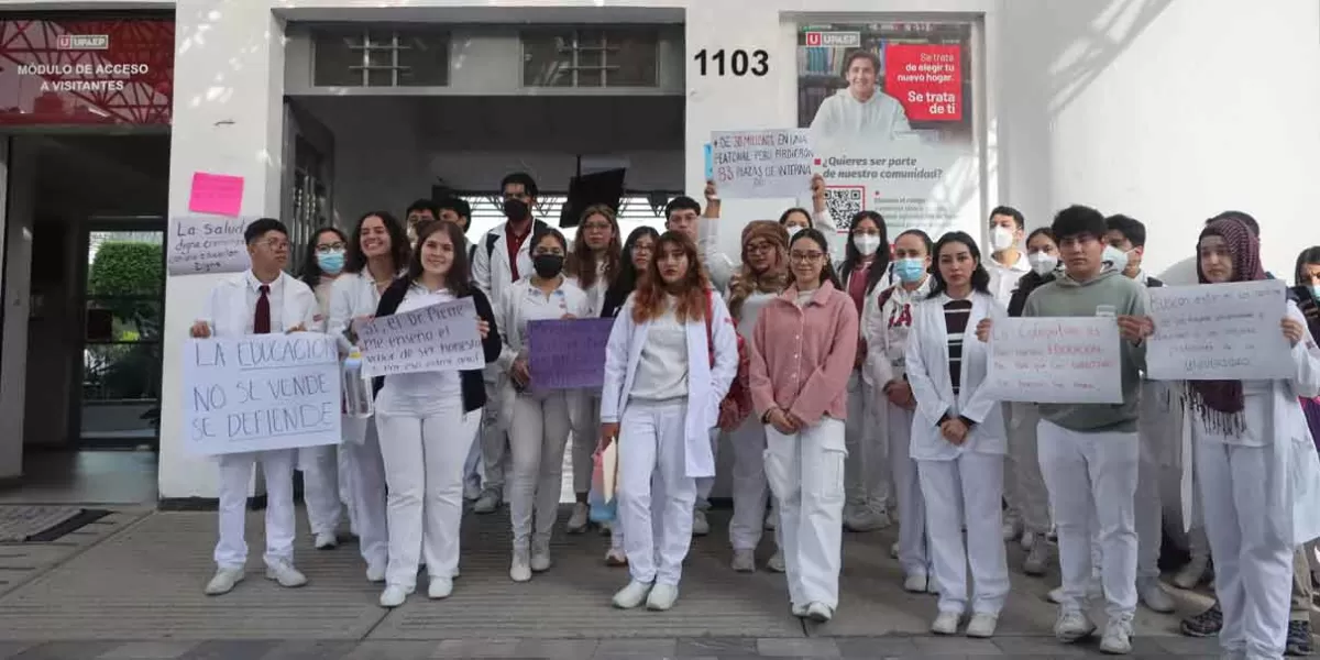 Se manifiestan estudiantes de Medicina de la Upaep; acusan despido de maestros