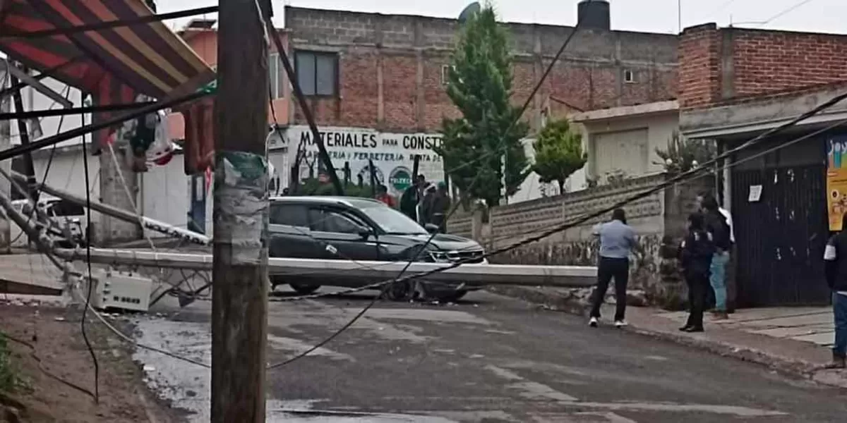 Edil de San Lorenzo Chiautzingo deja sin luz a vecinos tras chocar contra postes