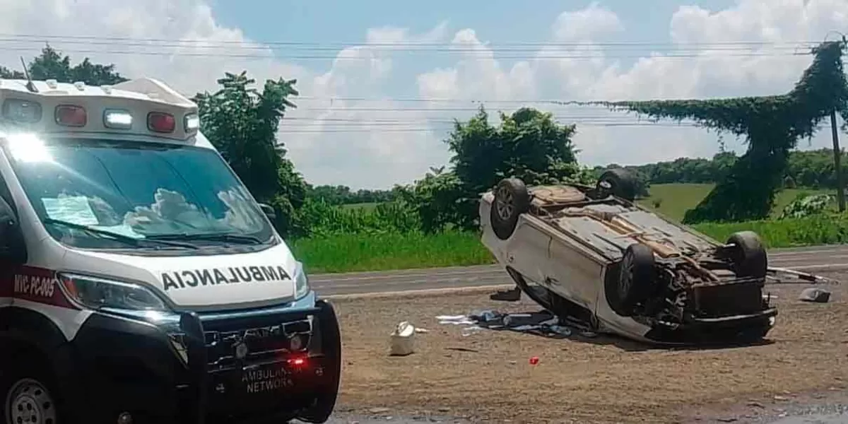 Se impactan autos en la Sierra Norte, uno terminó volcado 