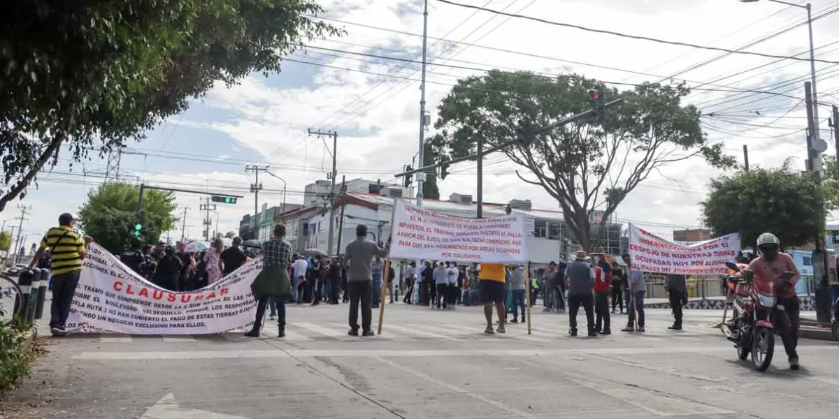 Con bloqueo en bulevar Las Torres y Valsequillo ejidatarios exigen pago de sus tierras