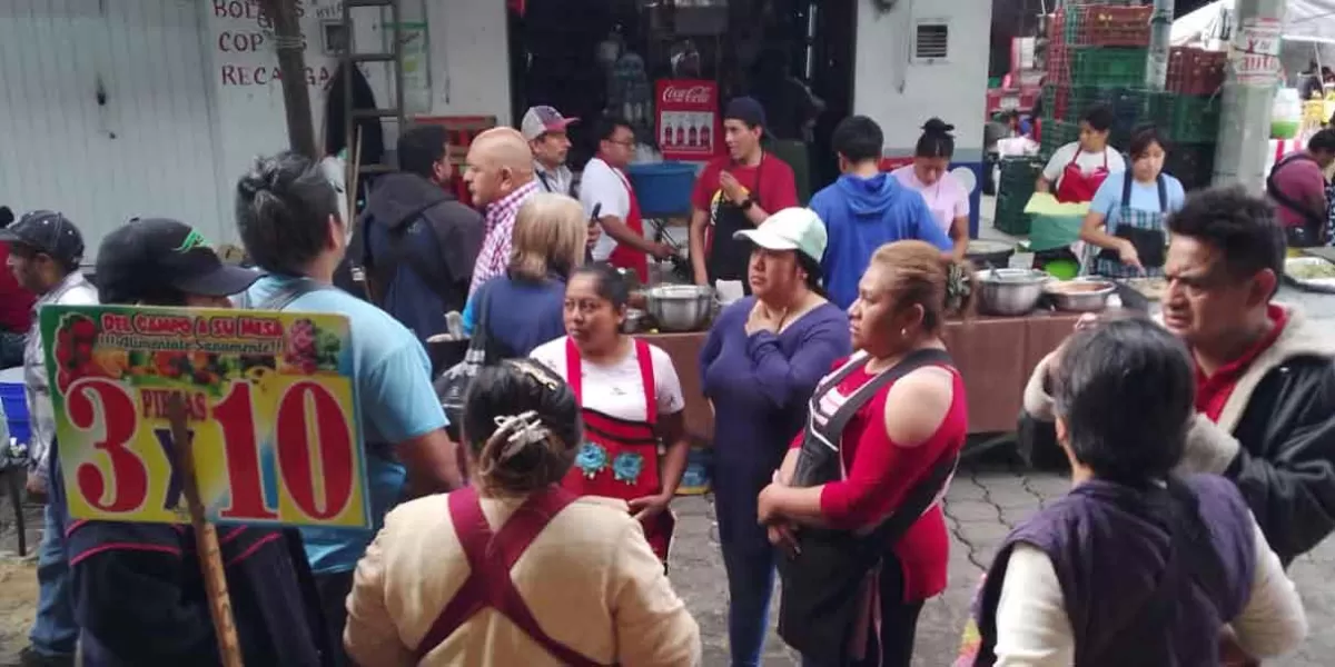 Comerciantes de La Purísima venden entre desechos y malos olores