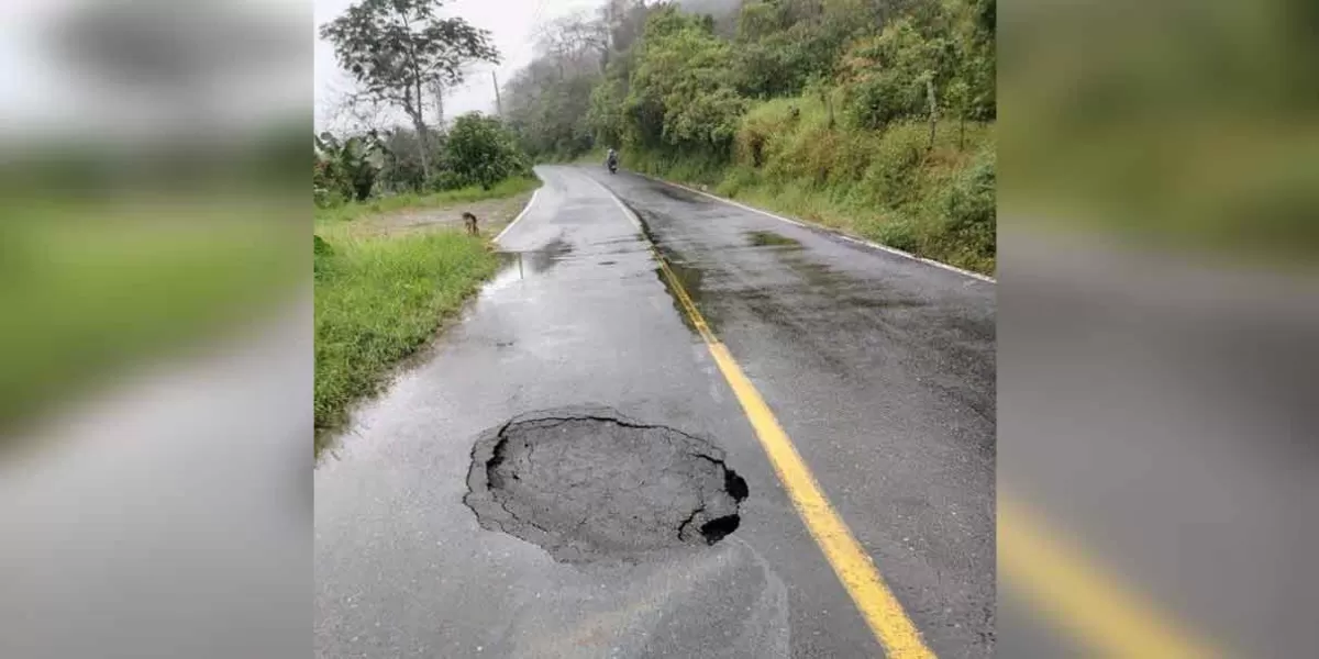 Socavón abarca un carril de la carretera estatal 140