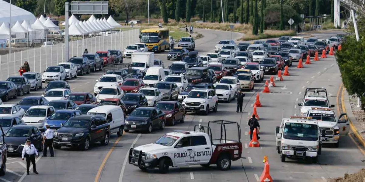 Transportistas bloquean la vía Atlixcáyotl, exigen aumento al pasaje