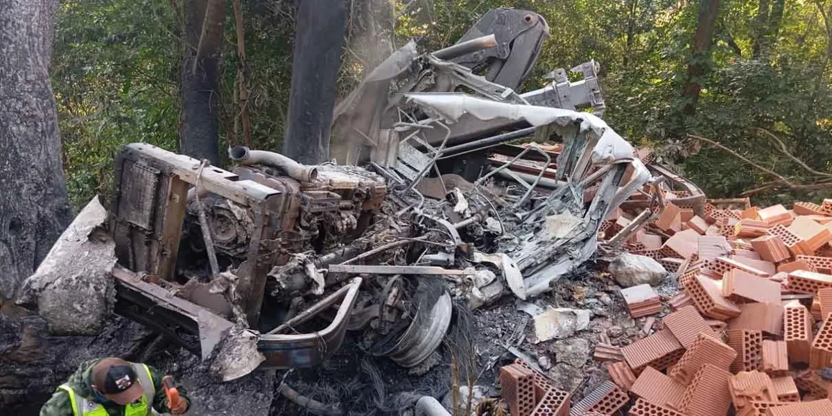 Camión con tabiques se queda sin frenos y se incendia