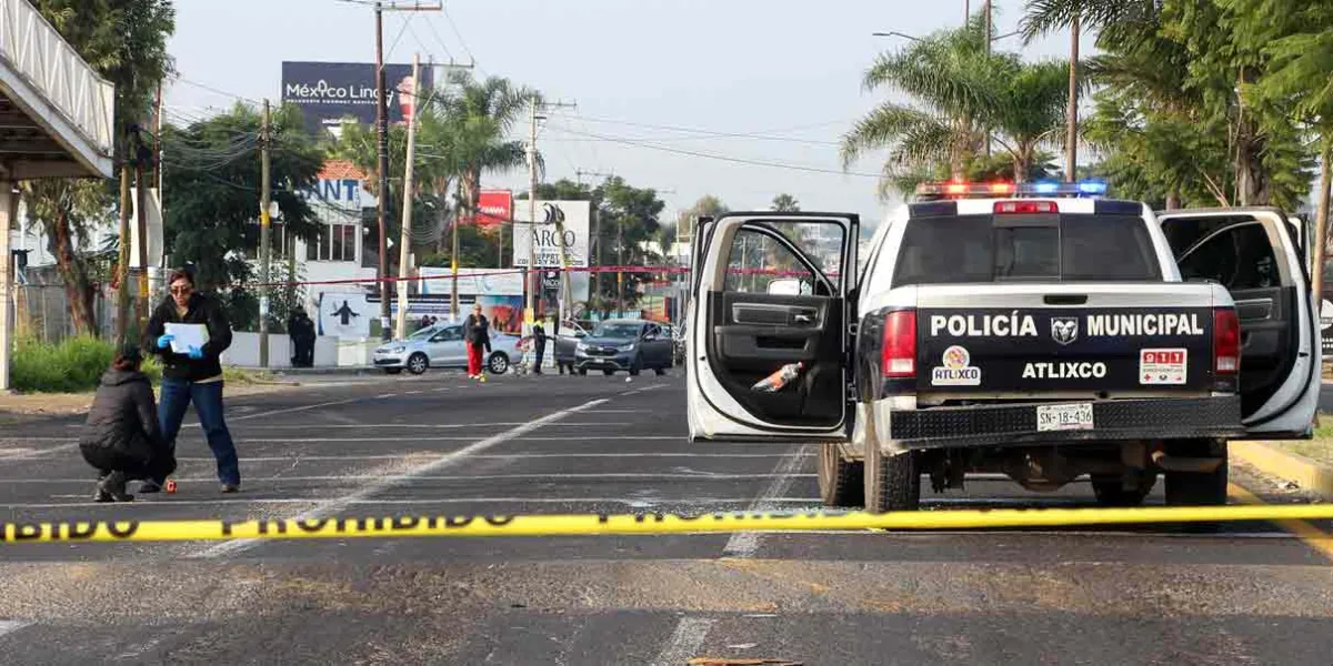 Sicarios matan a paciente en hospital de Atlixco y al huir asesinan a dos policías 