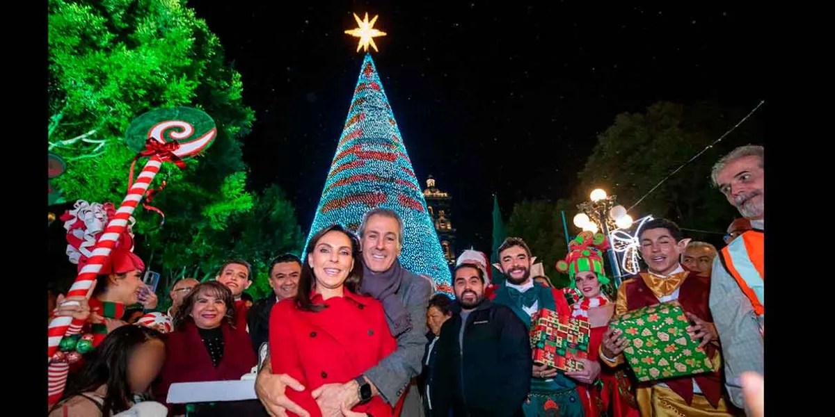 Pepe Chedraui encabeza encendido de árbol de navidad en el Zócalo de Puebla