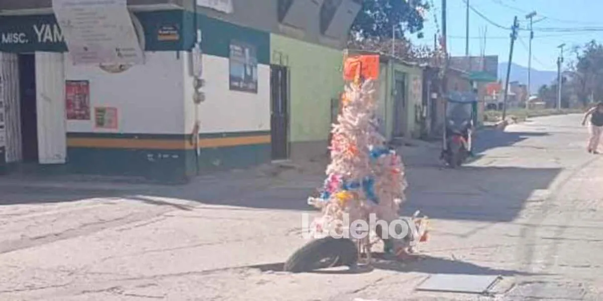 Vecinos colocan árbol de Navidad en socavón ante falta de atención en Tepatlaxco