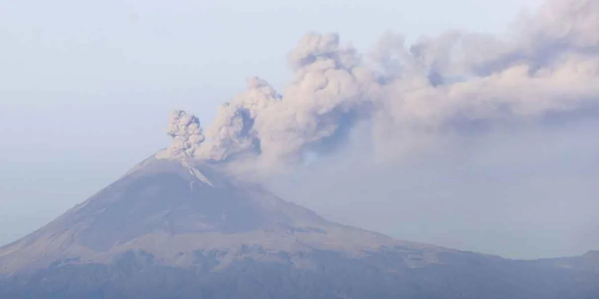 Don Goyo se mantiene inquieto y lanza impresionante fumarola