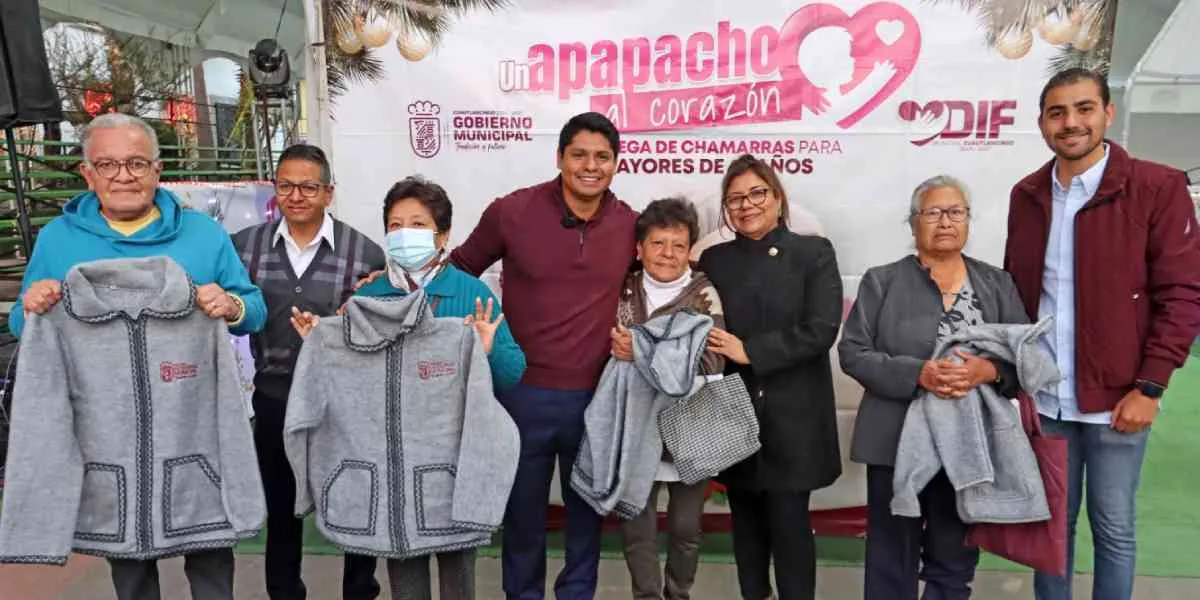 Entrega Omar Muñoz chamarras en Cuautlancingo con el programa un apapacho al corazón