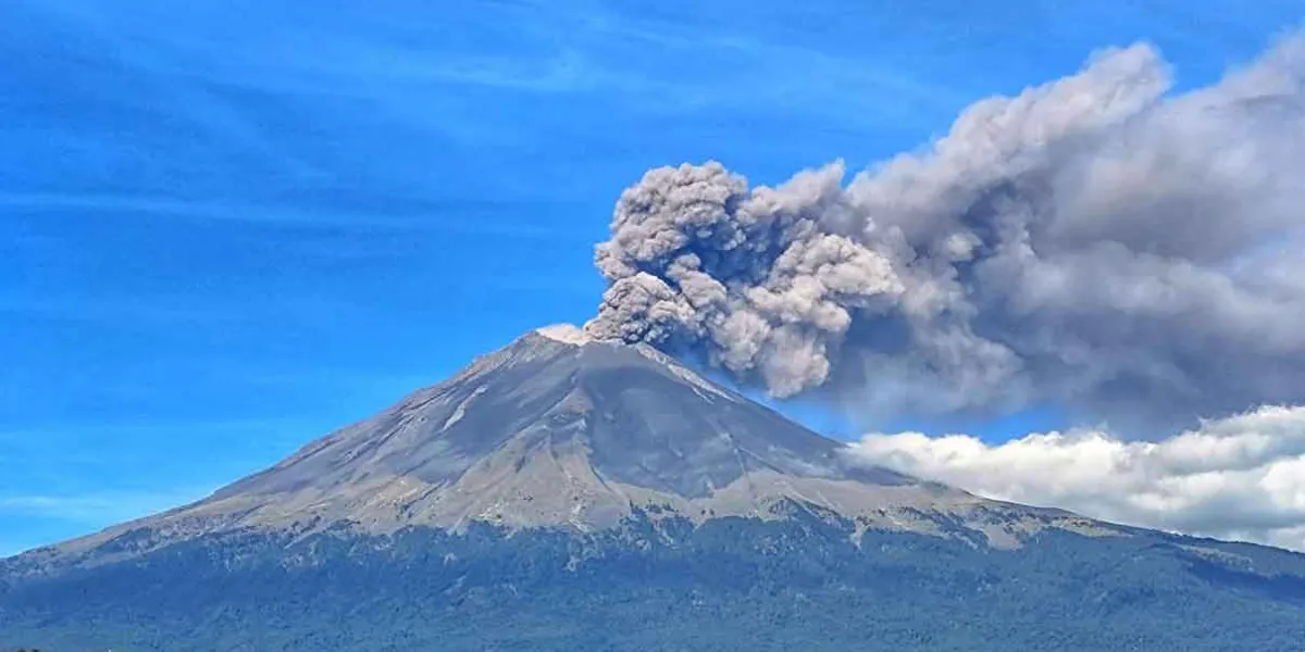 Volcán Popocatépetl despierta con gran exhalación