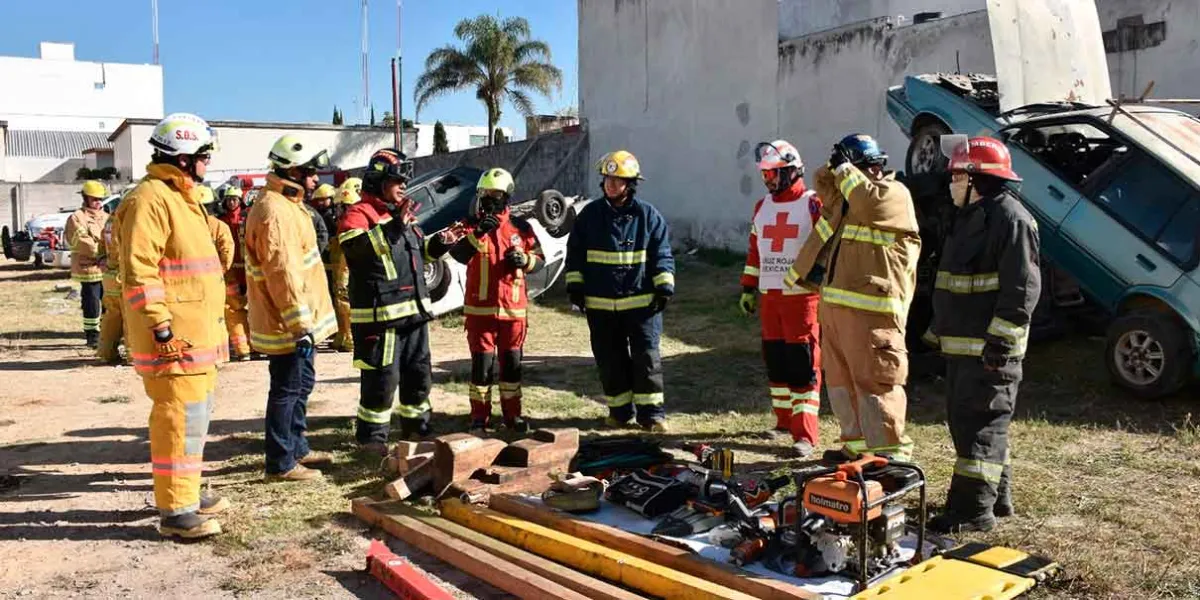 Capacitan a elementos de Protección Civil de Puebla en extracción vehicular