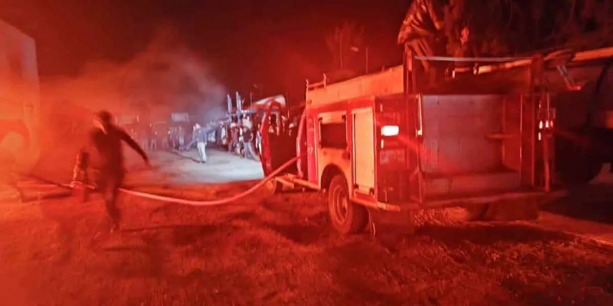 Explosión en “Transper” de Tlalancaleca: Bomberos de Texmelucan y Huejotzingo laboran