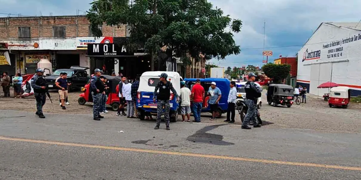 Con fracturas terminaron patrullero y mototaxista al estrellarse en Venustiano Carranza