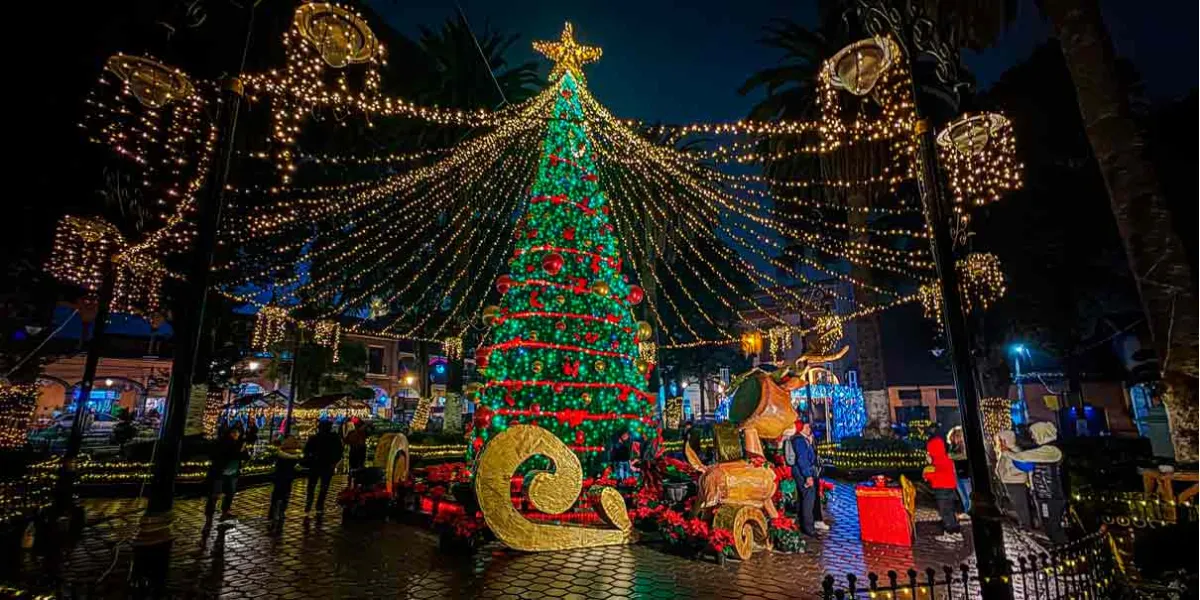 Llegó la magia de la Navidada a Huauchinango con encendido de árbol y vistoso desfile 