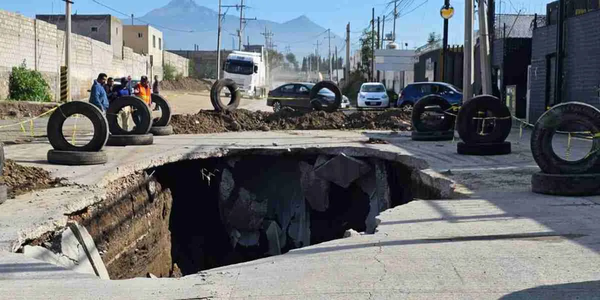 El socavón en el parque Industrial Chachapa causa nuevos hundimientos