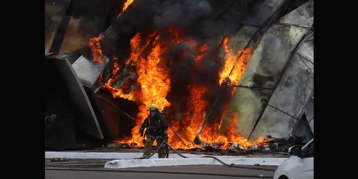 Fuerte incendio consume el casino Royal Jack en Culiacán, Sinaloa